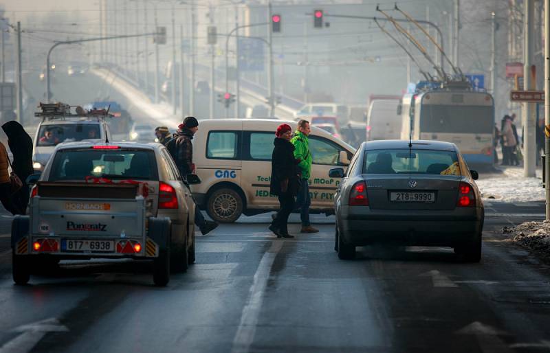 Ostravu sužuje smog i mráz. MHD "topí o život".