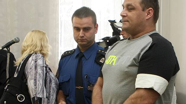  Šárka Mikšanová byla za více než šestnáctimilionovou zpronevěru odsouzena k pěti a půl roku vězení. Její milenec Roman Tomaschek, kvůli kterému se vydala na dráhu zločinu, dostal o dva roky více.
