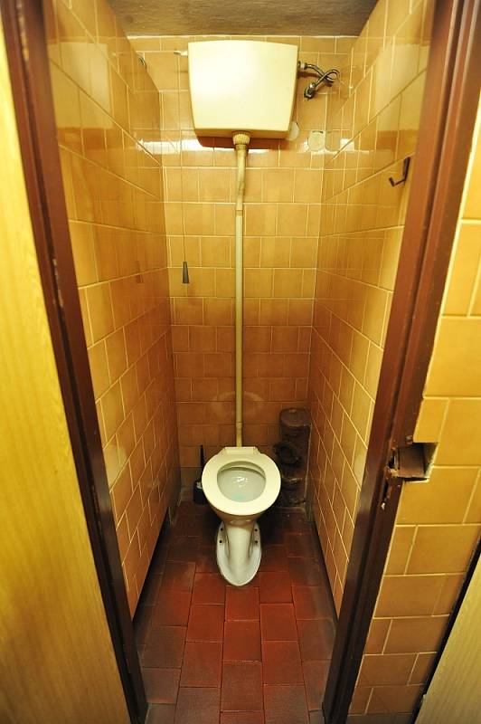 NA DOŽITÍ. Veřejné toalety u hotelu Imperial jsou jediné v centru města. Přesto už delší dobu chátrají.