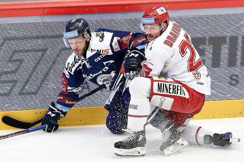 46. kolo hokejové extraligy mezi HC Oceláři Třinec - HC Vítkovice Ridera v Třinci dne 16. února 2020. Zleva Jan Štencel z Vítkovic a Vladimír Dravecký z Třince.