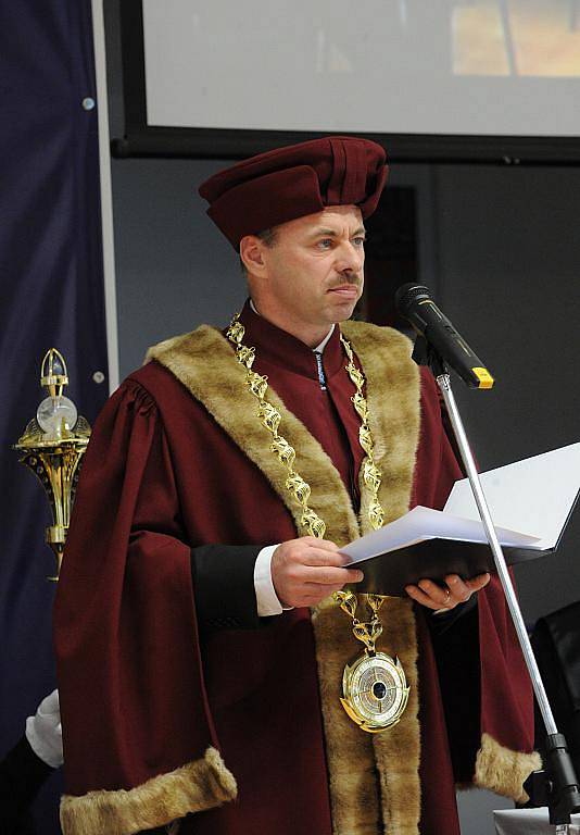 Nový rektor Vysoké školy podnikání Vladimír Krajčík se oficiálně ujal své funkce.