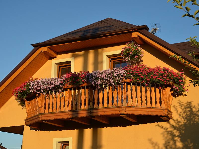 dřevěný zdobný balkon