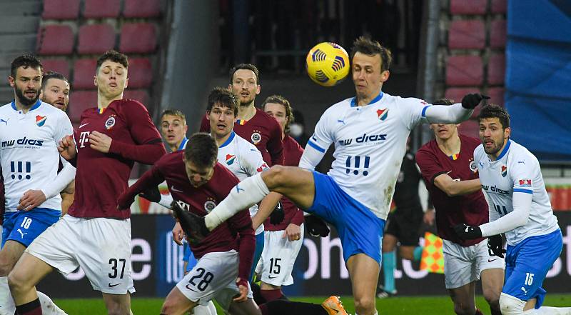 Fotbalisté Baníku Ostrava prohráli středeční osmifinále MOL Cupu na Spartě 0:1.
