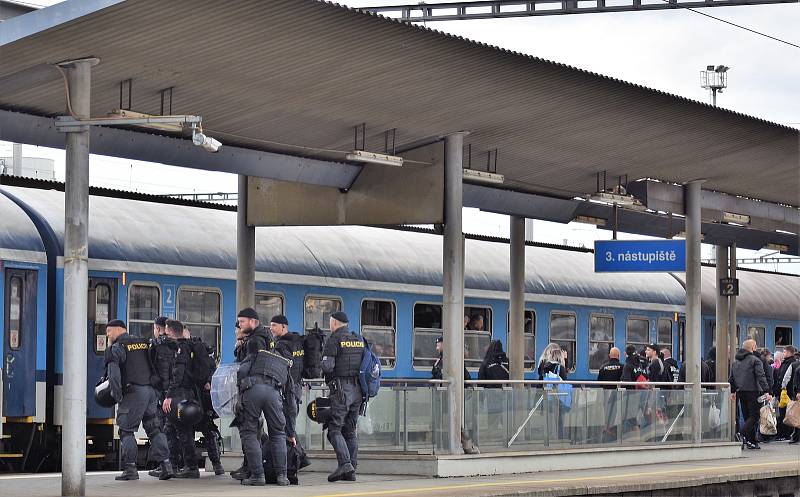 Odjezd baníkovců z Ostravy do Prahy na zápas se Spartou byl už tradičně pod dohledem policie, sobota 17. září 2022.