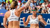 Semifinále žen Brazílie - Nizozemsko. FIVB Světové série v plážovém volejbalu J&T Banka Ostrava Beach Open, 2. června 2019 v Ostravě. Na snímku (zleva) Madelein Meppelink (NED), Sanne Keizer (NED).