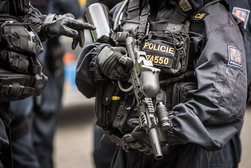 Šedesát lidí bylo zajištěno po sobotní demonstraci proti imigrantům, která se konala na Masarykově náměstí. Protestující se po ukončení akce vydali do Ostravy-Přívozu.