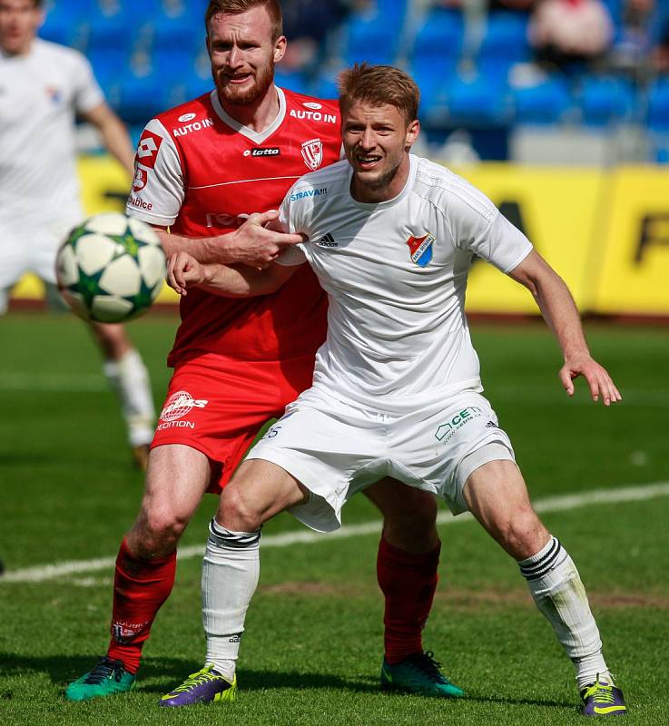 22. kolo Fortuna národní ligy: Baník Ostrava – Pardubice 1:1 -  vpravo Tomáš Mičola