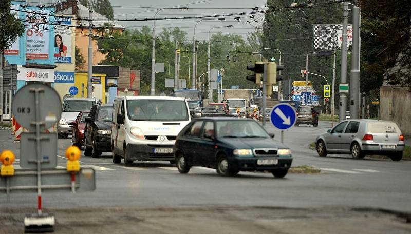 V Mariánskohorské a Muglinovské ulici v Ostravě-Přívoze se v pondělí začal opravovat povrch silnice. 