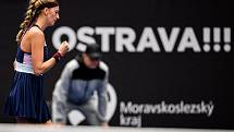 Tenisový turnaj žen WTA Agel Open 2022, 3. října 2022, Ostrava. Petra Kvitová (ČR) (na snímku) - Bernarda Peraová (USA).