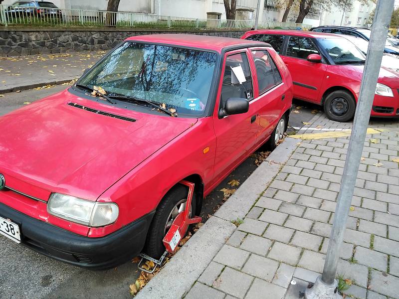 Škodovka již více než měsíc poutá pozornost kolemjdoucích