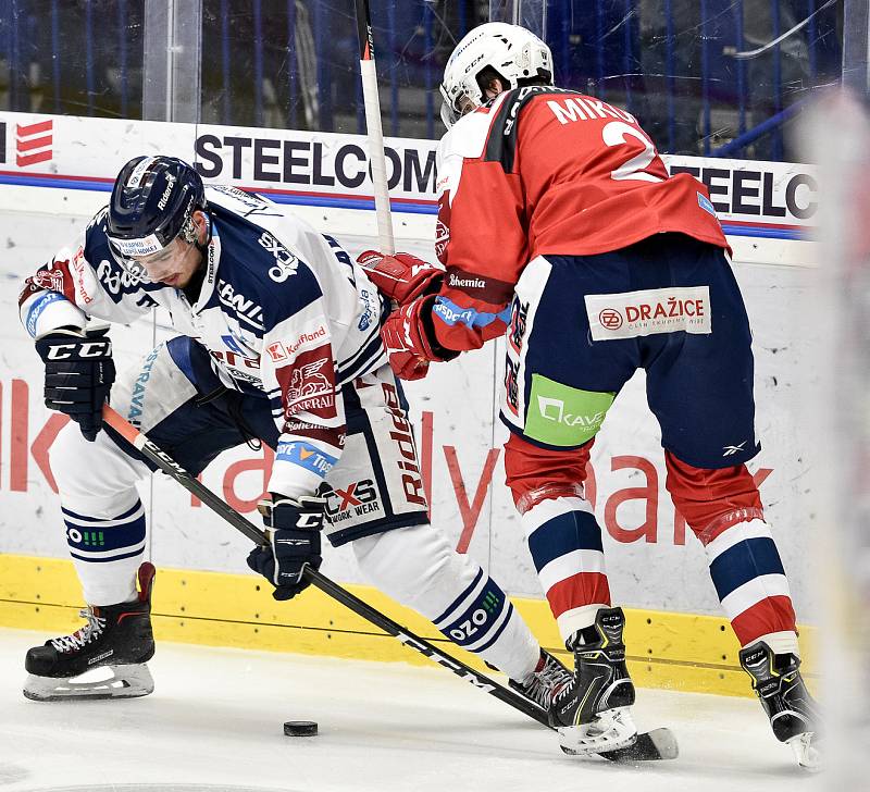 45. kolo hokejové extraligy mezi HC Vítkovice Ridera - HC Dynamo Pardubice v Ostravě dne 14. února 2020. Zleva Dominik Lakatoš z Vítkovic a Juraj Mikuš z Pardubic.