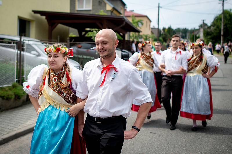 Honění krále ve Lhotce, dne 8. června v Ostravě. Na snímku slavnostní průvod.