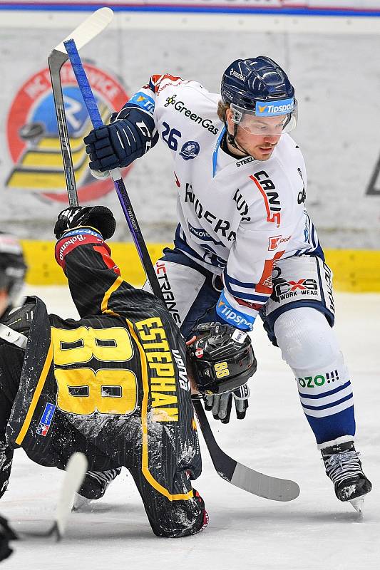 Utkání 40. kola hokejové extraligy: HC Vítkovice Ridera - HC Litvínov, 22. ledna 2023, Ostrava. (zleva) Giorgio Estephan z Litvínova a Peter Krieger z Vítkovic.