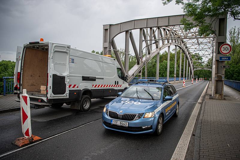 Uzavřený most přes řeku Odru v Ostravě-Přívoze, 31. května 2021. Ranní situace hned první den uzavírky.