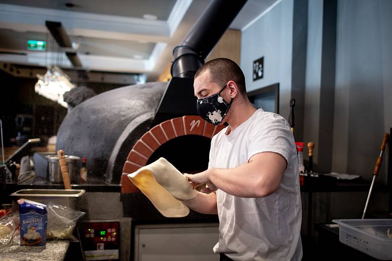 Restaurace pizza Coloseum nabízí jídlo zdarma složkám IZS a zdravotníkům, 18. března 2020 v Ostravě.