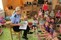 Policistka čte dětem v pardubické MŠ