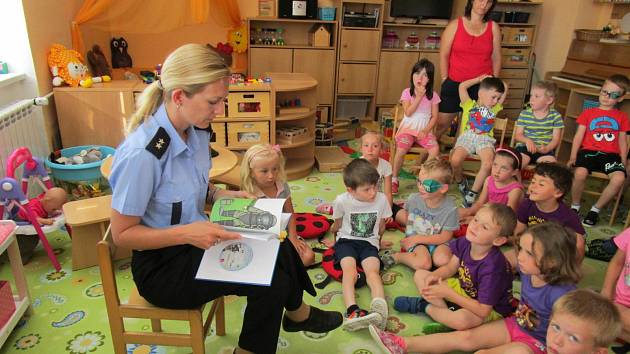 Policistka čte dětem v pardubické MŠ