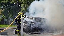 Řidič měl během jízdy cítit kouř, zastavil a jeho auto začalo hořet plamenem.