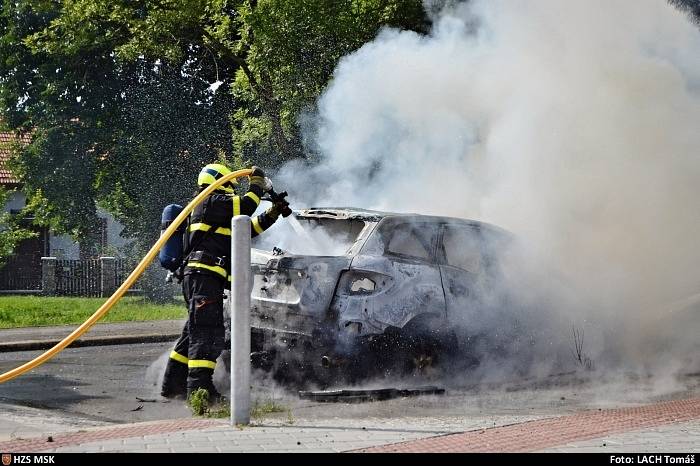 Řidič měl během jízdy cítit kouř, zastavil a jeho auto začalo hořet plamenem.