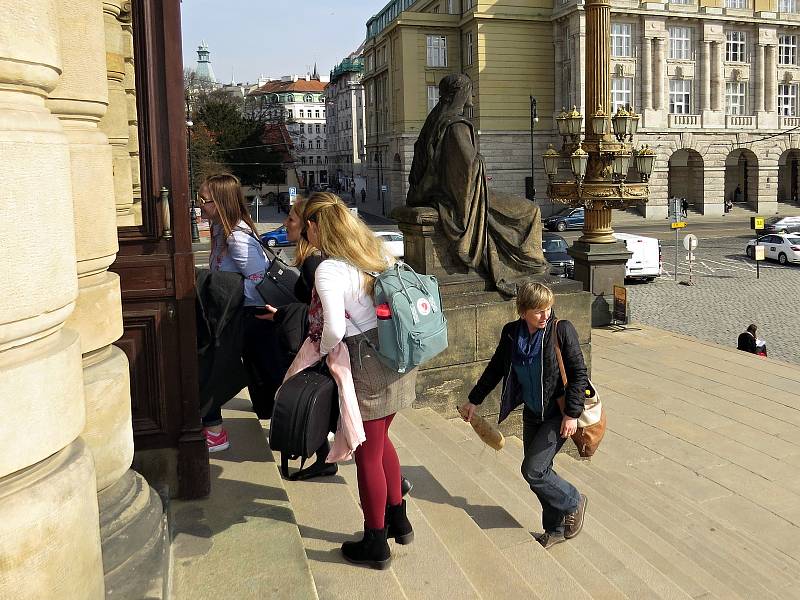 Smíšený pěvecký sbor novojičínského gymnázia vystoupil v úterý 2. dubna na Česko japonském koncertě v Dvořákově síni pražského Rudolfina.