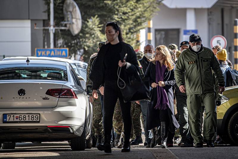 Prezidenta Slovenska Zuzana Čaputová navštívila hraniční přechod v Uble (Ubľe), 27. února 2022. Slovensko uvedlo, že po ruské vojenské operaci na Ukrajině vpustí do země prchající Ukrajince.