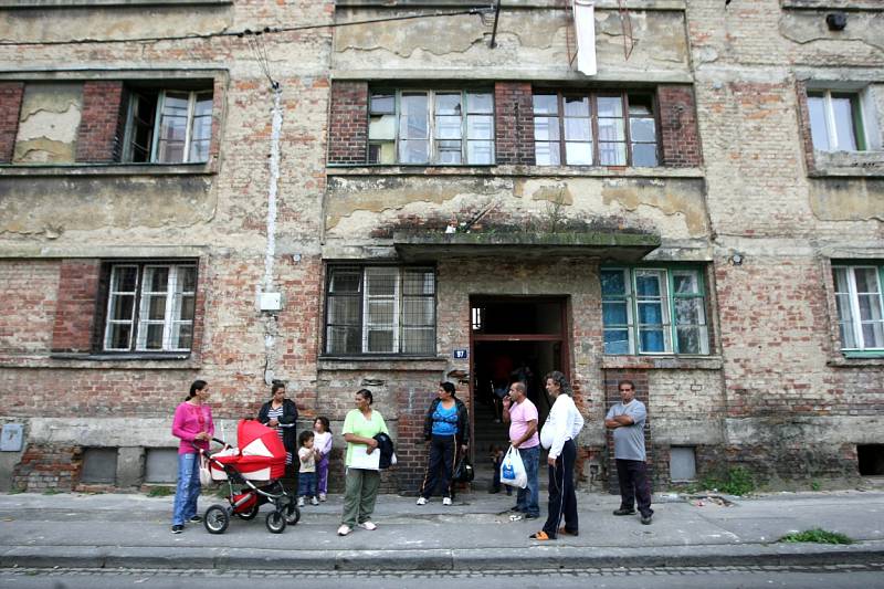 Někteří obyvatelé domu 97 v Palackého ulici odmítají náhradní bydlení a chtějí ve svých bytech zůstat. 