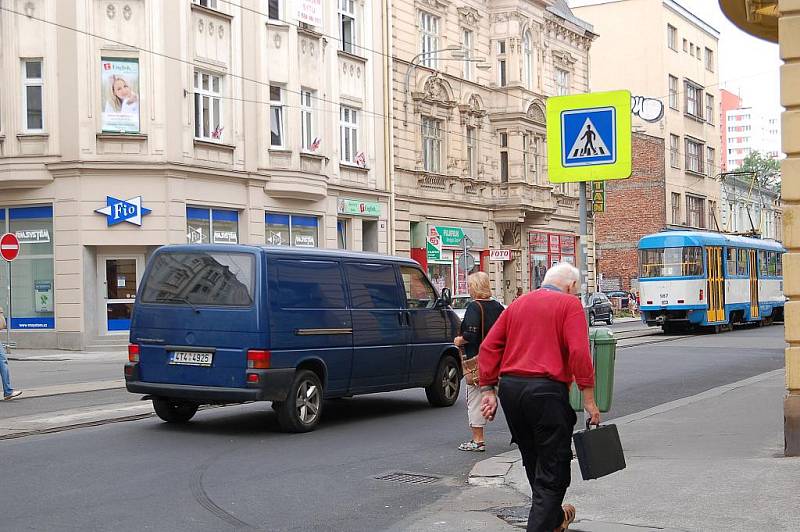 Před bezohlednými řidiči musejí ještě v úterý uskakovat chodci na ulici Nádražní v centru Ostravy, konkrétně na frekventovaném místě u křížení s ulicemi Mlýnskou a Janáčkovou.