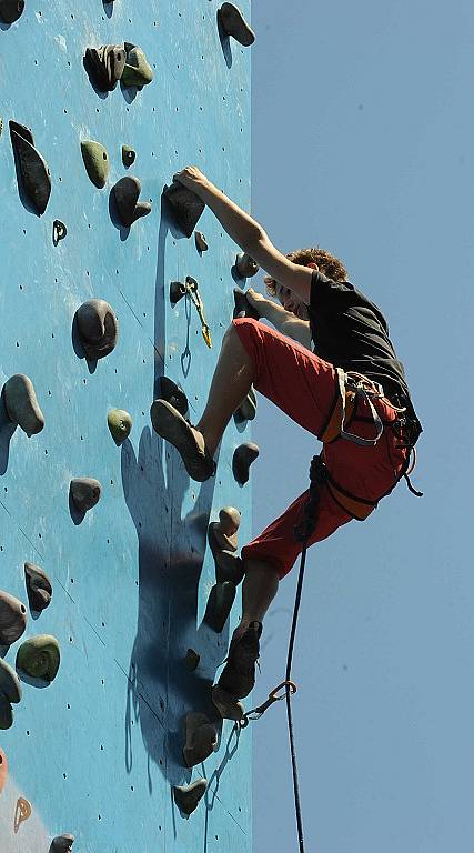 Děti z letního příměstského tábora pořádaného Střediskem volného času v Ostravě si vyzkoušely i lezení na boulderingové stěně v sadu Jožky Jabůrkové v Ostravě-Vítkovicích.