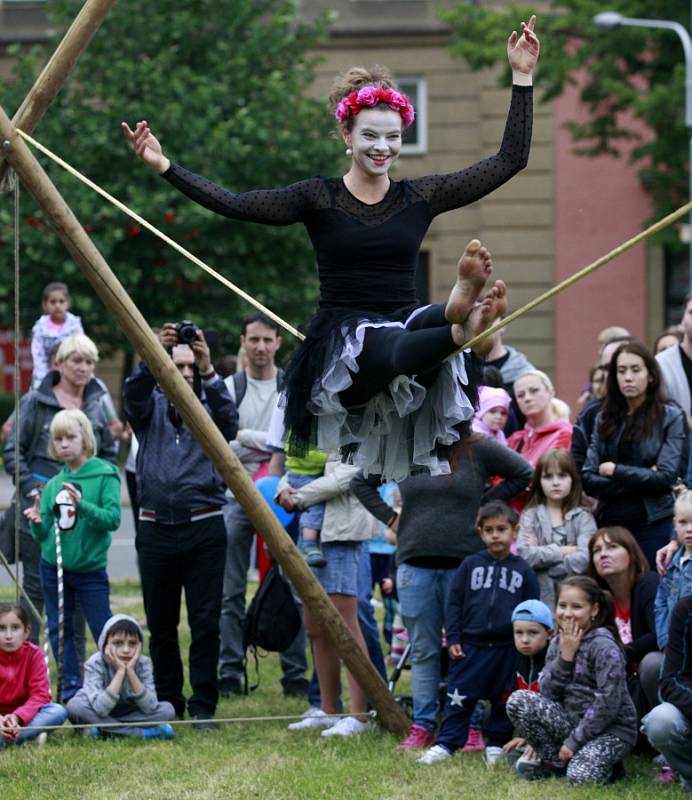  První ročník mezinárodního festivalu nového cirkusu a pouličního divadla zažila o víkendu Hlavní třída v Ostravě-Porubě.