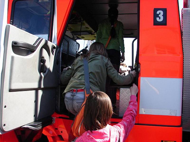 Během prvních dvou dní v rámci „Týdne požární bezpečnosti“, kdy se hasiči představují veřejnosti, navštívilo hasičské stanice na Frýdecko-Místecku a Třinecku už několik stovek lidí.