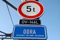 Odpůrci vodního kanálu Dunaj – Odra – Labe projevili svůj názor u lávky v Ostravě.