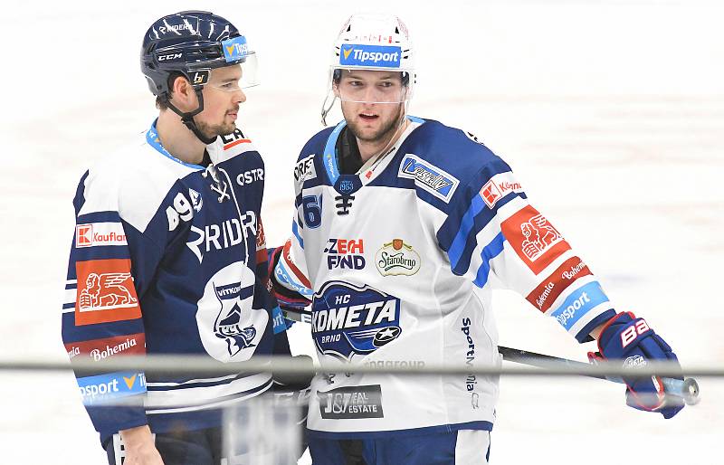 Nicolas Werbik z Vítkovic a Tomáš Šoustal z Brna - 31. kolo Tipsport Extraligy HC VÍTKOVICE RIDERA - HC Kometa Brno, 30. prosince 2020 v Ostravě.