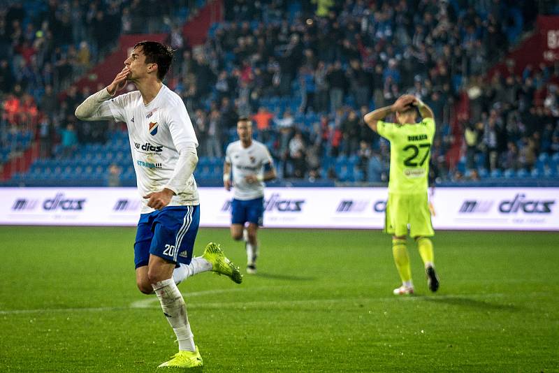 Utkání 16. kola fotbalové Fortuna ligy: FC Baník Ostrava - MFK Karviná, 8. listopadu 2019 v Ostravě. Na snímku zleva Jakub Pokorný.