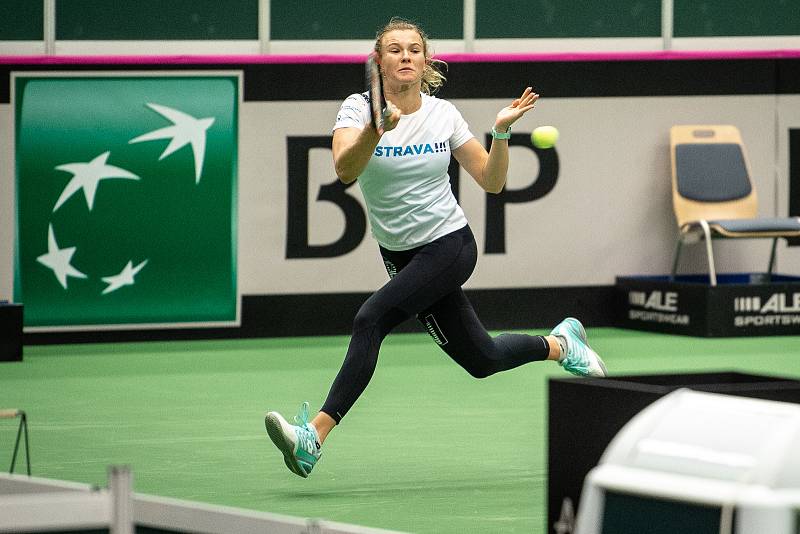 Kateřina Siniaková na tréninku českých tenistek před utkáním 1. kola Světové skupiny Fed Cupu proti Rumunsku, 6. února 2019 v Ostravě.