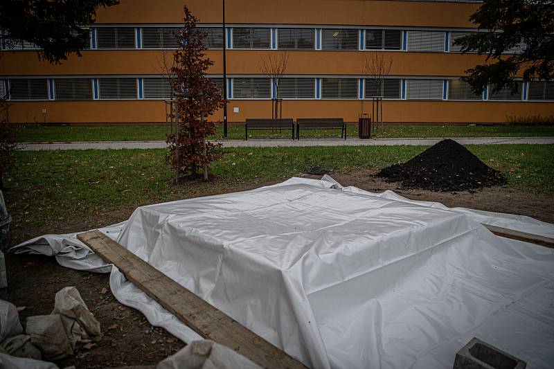 Instalace památníku obětem útoku střelby ve FNO, 24. listopadu 2020 v Ostravě.