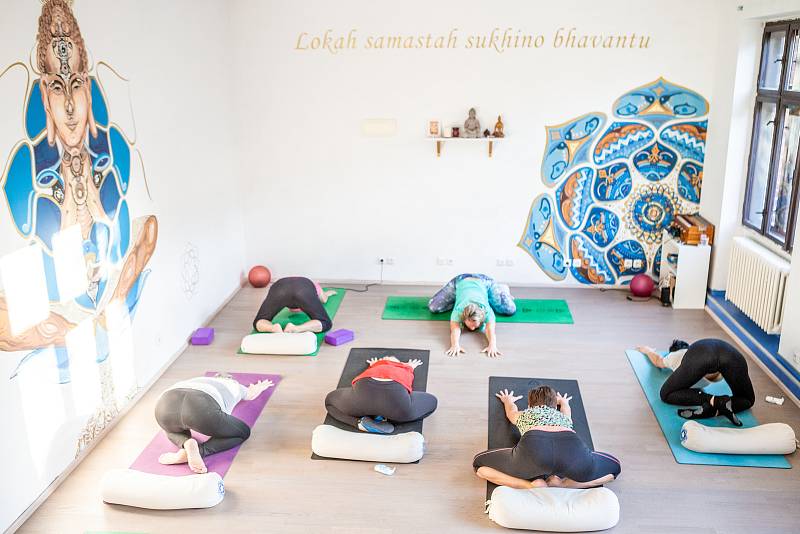 Shanti Yoga Studio, lekce jógy pod vedením lektorky Daniely Bártové, 14.10.2019 v Ostravě. Na snímku lektorka jógy Daniela Bártová.