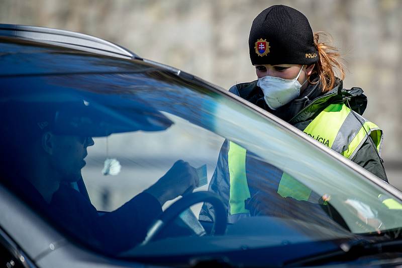 Mimořádná opatření 13. března 2020 na hraničním přechodu Mosty u Jablunkova-Svrčinovec kde slovenští policisté kontrolují dodržování rozhodnutí nařízení Slovenské vlády o uzavření hranic. Na Slovensko budou vpuštěni pouze lidé kteří mají trvalý nebo přech