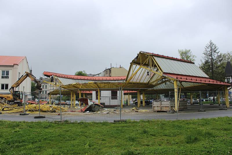 Demolice staré tržnice na Černé louce, 16. května v Ostravě.