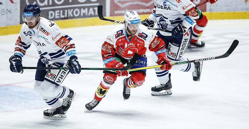 Hokejové utkání Tipsport extraligy v ledním hokeji mezi HC Dynamo Pardubice (v červenobílém) a HC Vítkovice Ridera (v bílomodrém) pardudubické enterie areně.