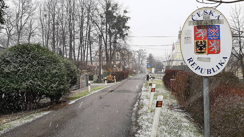 Hraniční přechod v Petrovicích u hotelu Dakol je neprůjezdný.