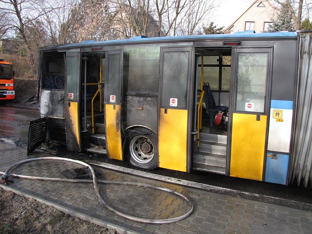 V Radvanicích hořel autobus, který převážel tři desítky cestujících. 