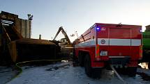 Požár autovrakoviště v Ostravě-Vítkovicích, pondělí 10. května 2021.