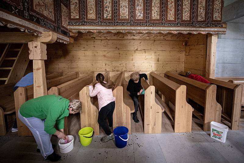 Úklid kostela Božího těla v Gutech a poslední přípravy před jeho otevřením veřejnosti, 22. května 2021, Třinec.