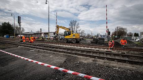 Oprava železničního přejezdu ve Vratimově, duben 2021. Ilustrační foto.