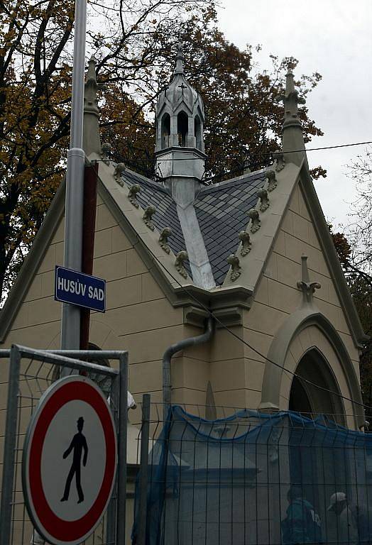 Malá kaplička v Husově sadu naproti budově pošty vznikla jako památka na císařovnu Alžbětu zvanou Sissi. 