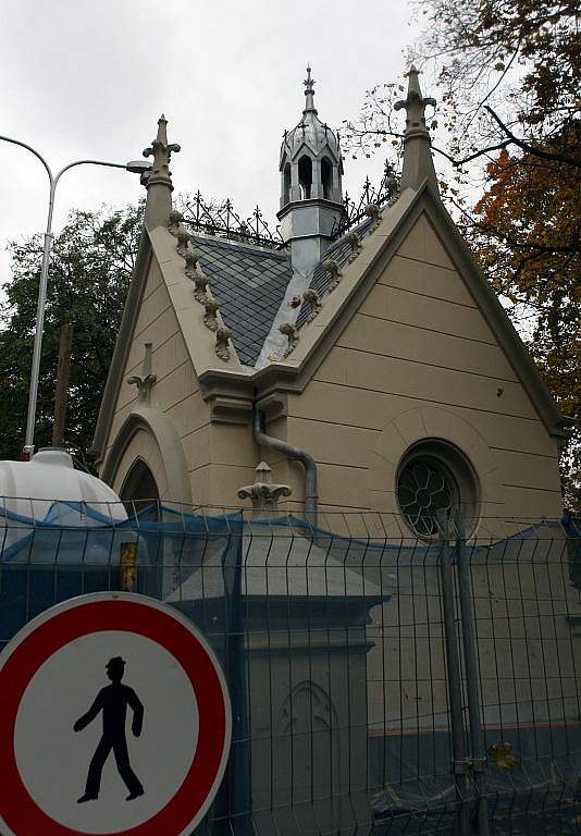 Malá kaplička v Husově sadu naproti budově pošty vznikla jako památka na císařovnu Alžbětu zvanou Sissi. 