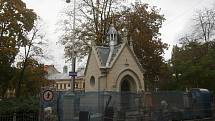Malá kaplička v Husově sadu naproti budově pošty vznikla jako památka na císařovnu Alžbětu zvanou Sissi. 