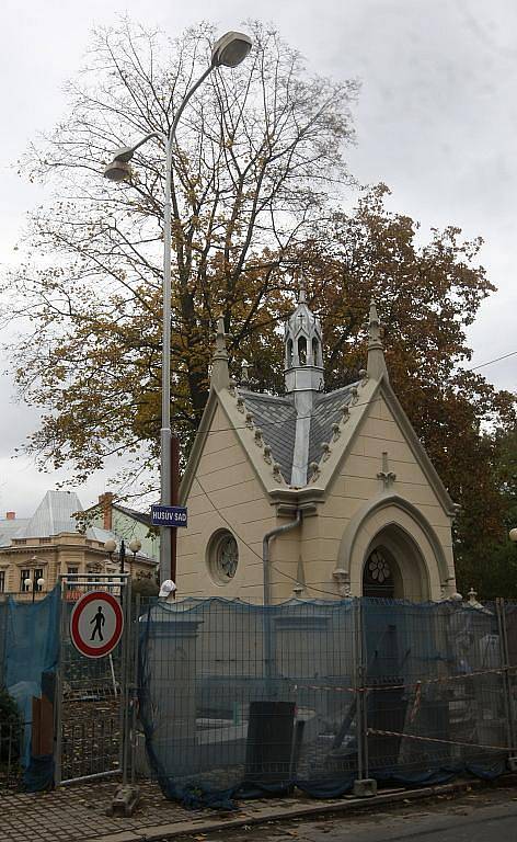 Malá kaplička v Husově sadu naproti budově pošty vznikla jako památka na císařovnu Alžbětu zvanou Sissi. 