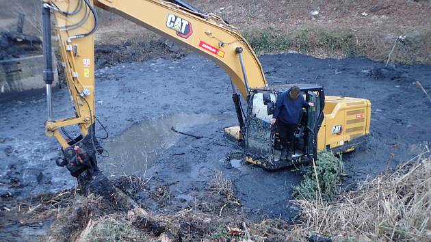 Bagr Caterpillar uvízl v rybníku v obci Závada na Hlučínsku.