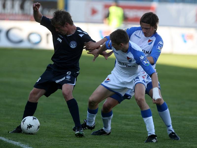 Ze zápasu Baníku se Slováckem. Na snímku Václav Ondřejka, Jan Zawada a František Metelka.